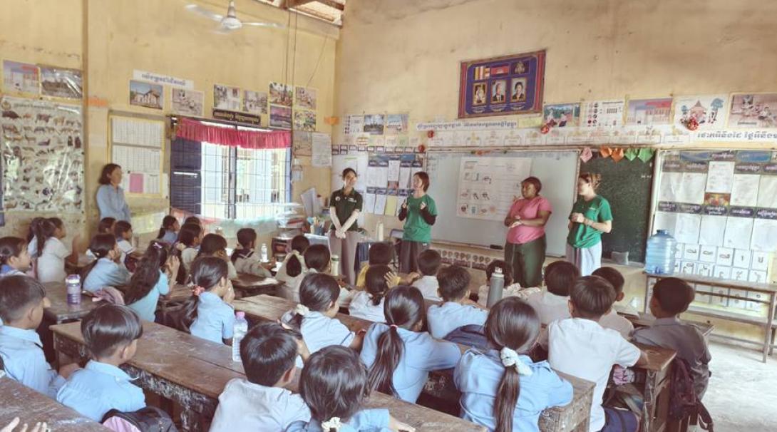 カンボジアの学校で保健衛生教育に努める公衆衛生インターン・小嶋奏楽さん